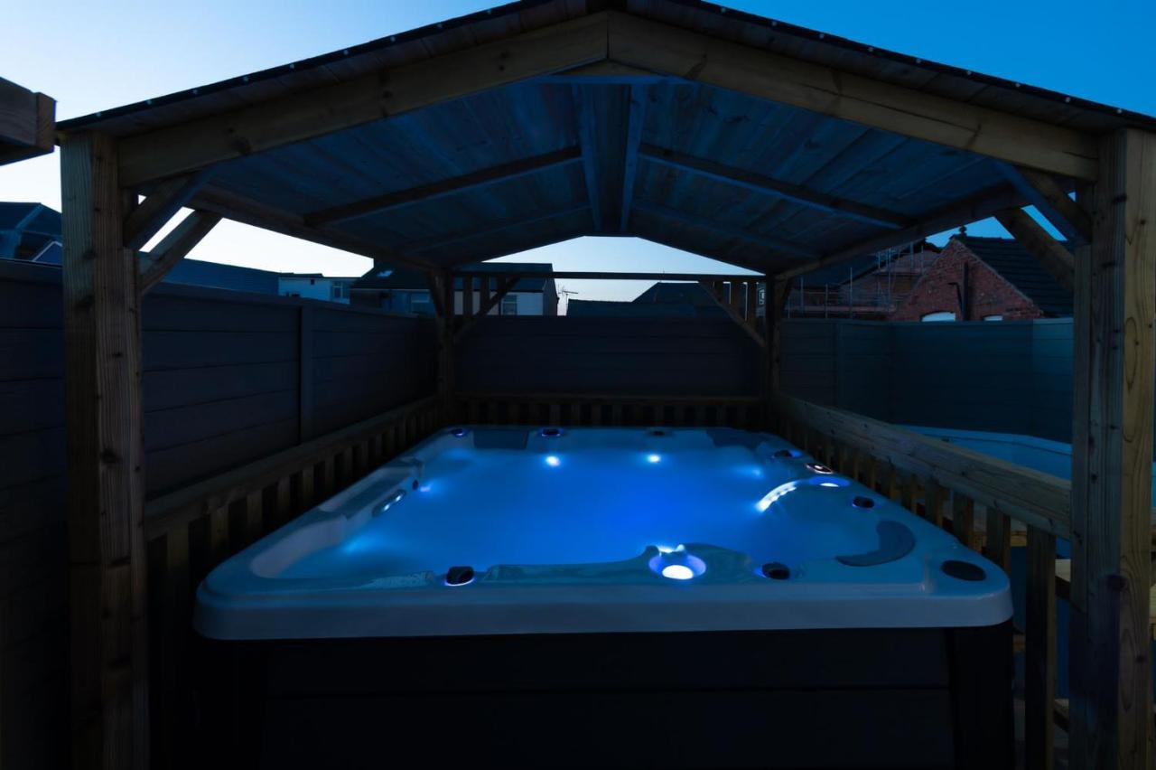 Hot Tub Jacuzzi On Private Terrace Free Gated Parking Sleeps 8 Apartment Blackpool Exterior photo